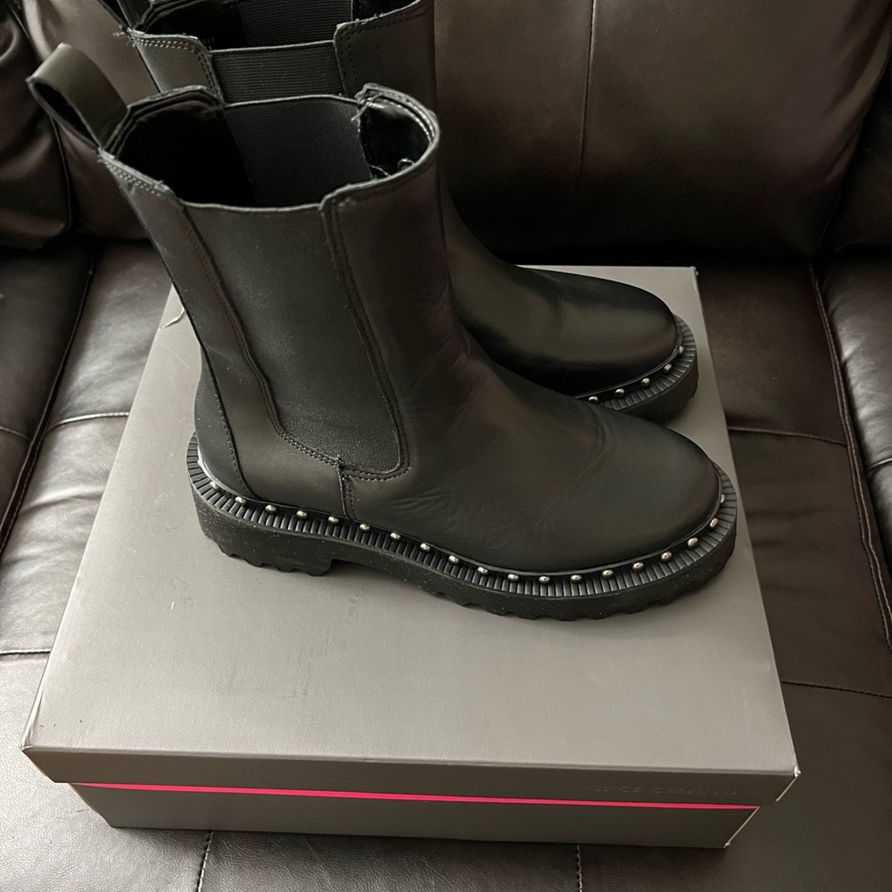VINCE CAMUTO Black Pull-On Boots - Size: 6.5 - Picture 6 of 13